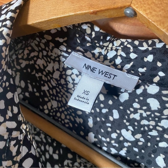 XS Like New Nine West Tie Front Patterned Buttoned Blouse - Picture 3 of 5